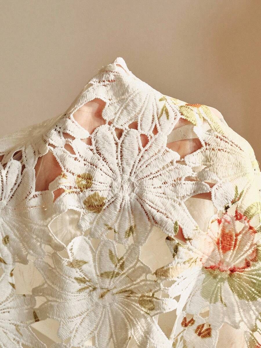 Leichte, luxuriöse und vielseitige Damenbluse mit Lochmuster und Druckmotiv