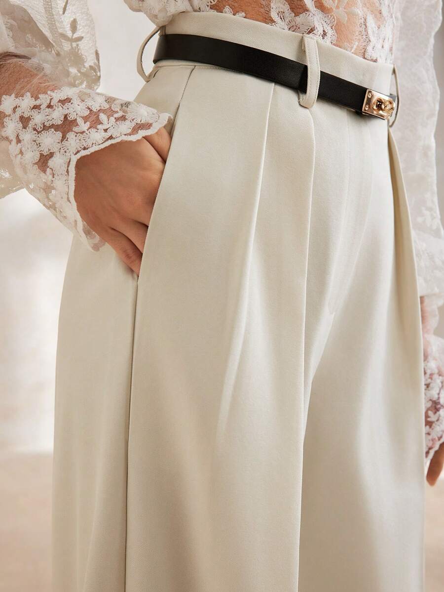 Moderne, stilvolle und schlichte Damen-Anzughose mit weitem Bein