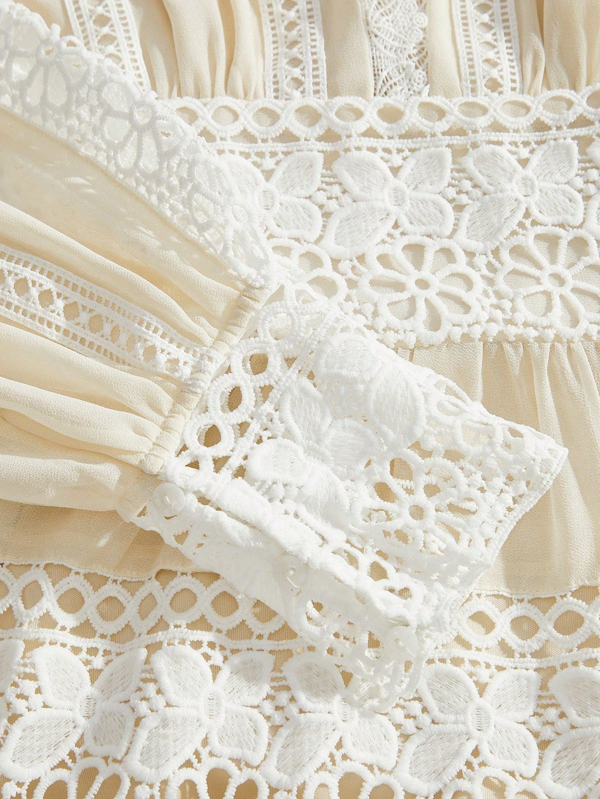 Maxikleid im French-Fashion-Palace-Stil mit Cut-outs und weicher Spitzenborte