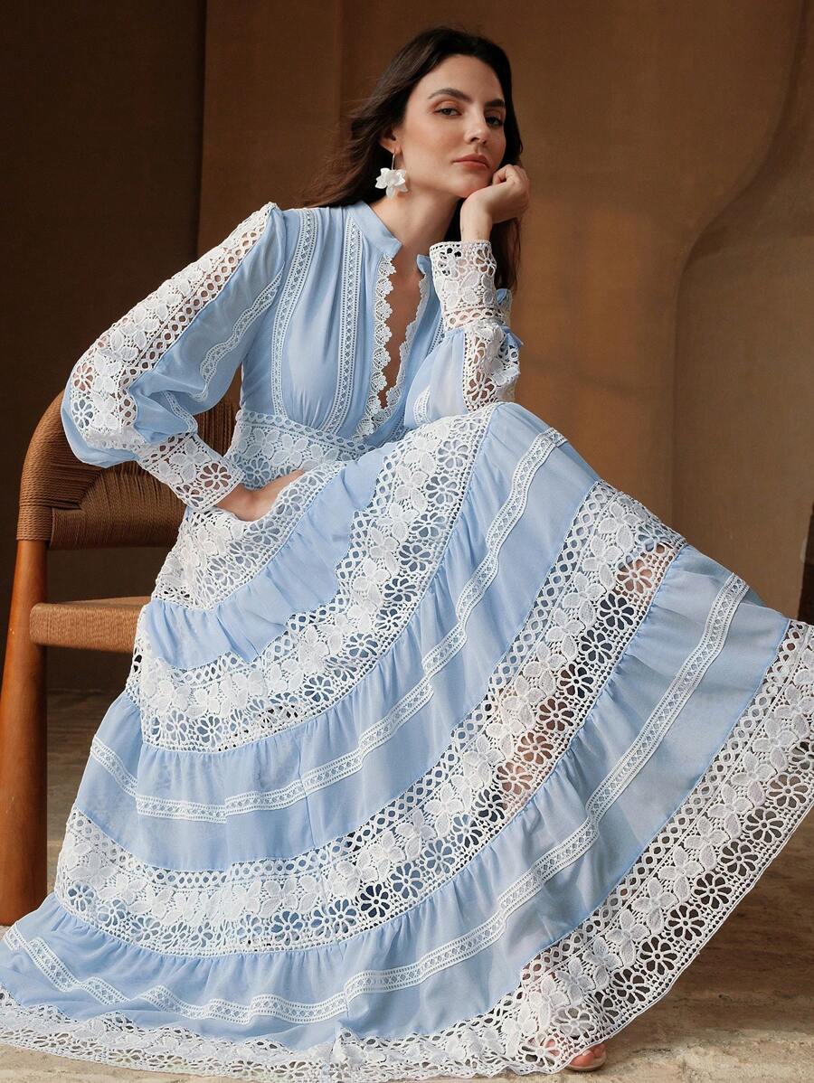 Maxikleid im French-Fashion-Palace-Stil mit Cut-outs und weicher Spitzenborte