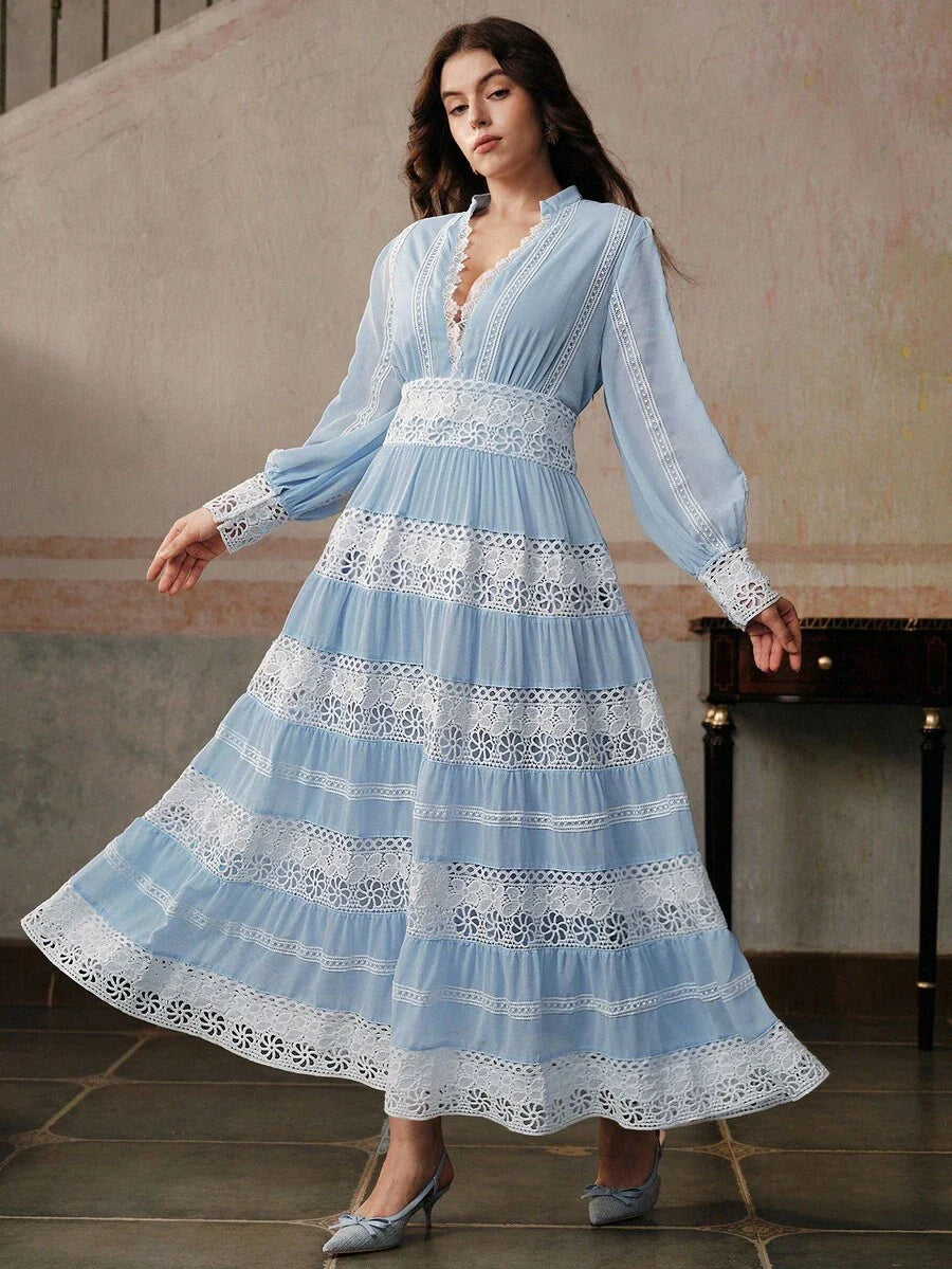 Maxikleid im French-Fashion-Palace-Stil mit Cut-outs und weicher Spitzenborte