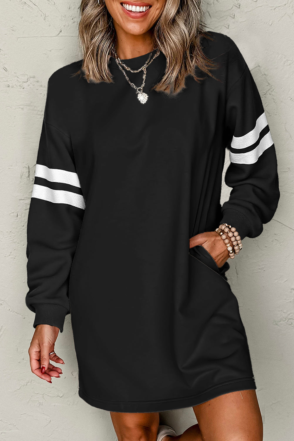 Schwarzes gestreiftes lockeres Minikleid im Preppy-Stil