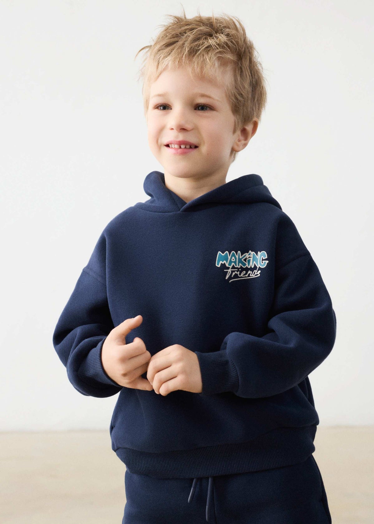 Junge macht Kapuzenpullover