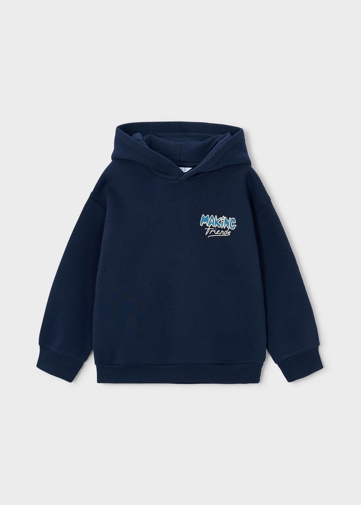 Junge macht Kapuzenpullover