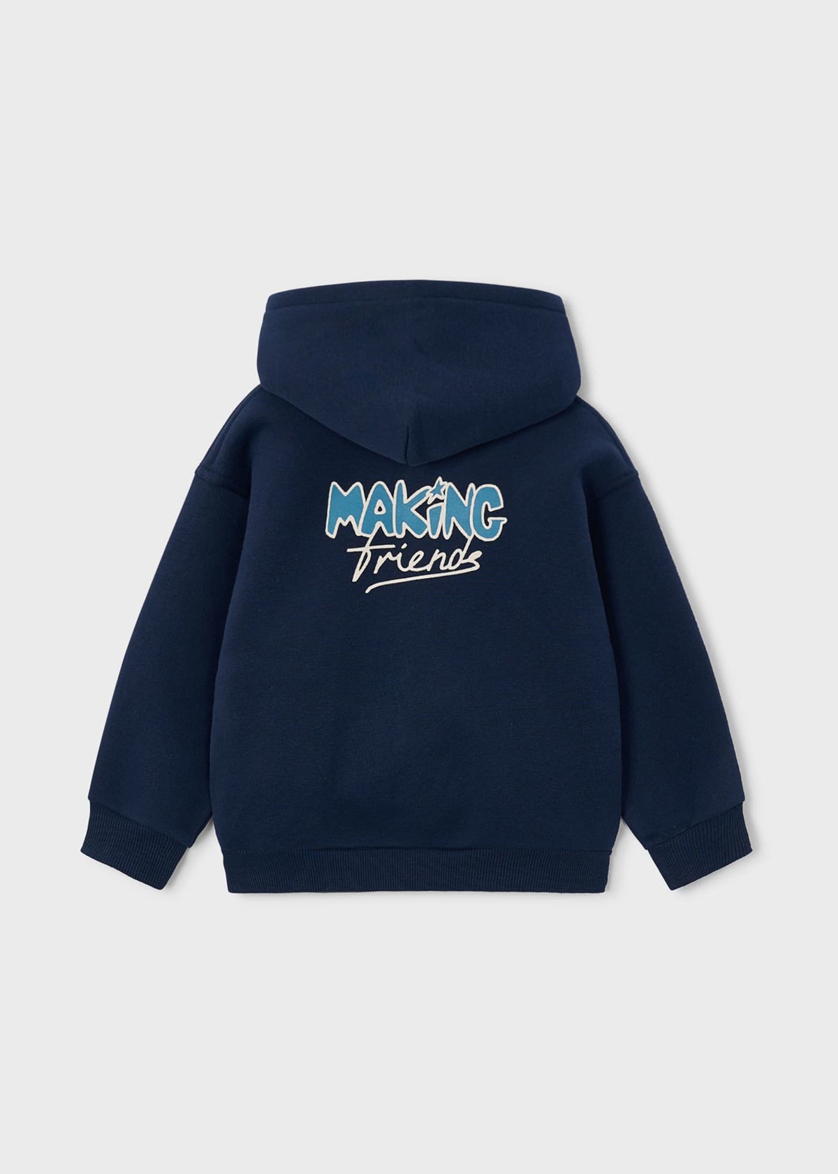 Junge macht Kapuzenpullover