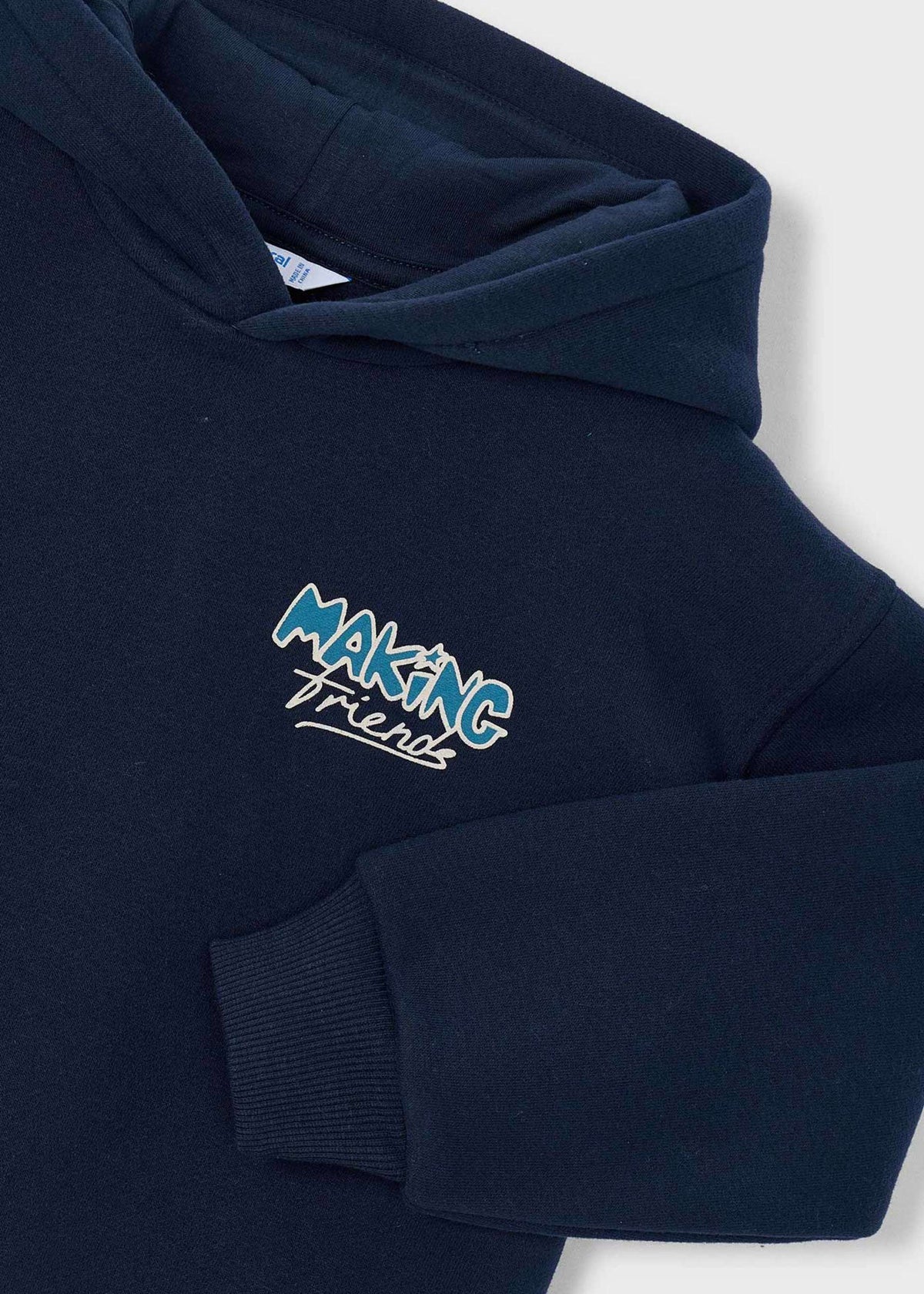 Junge macht Kapuzenpullover