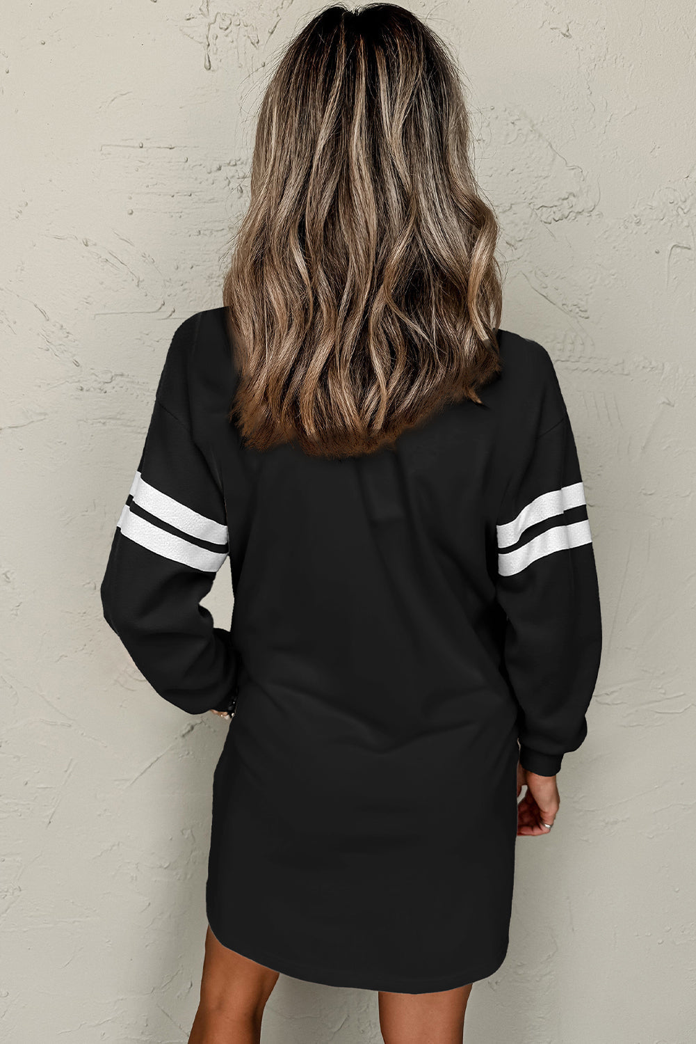 Schwarzes gestreiftes lockeres Minikleid im Preppy-Stil
