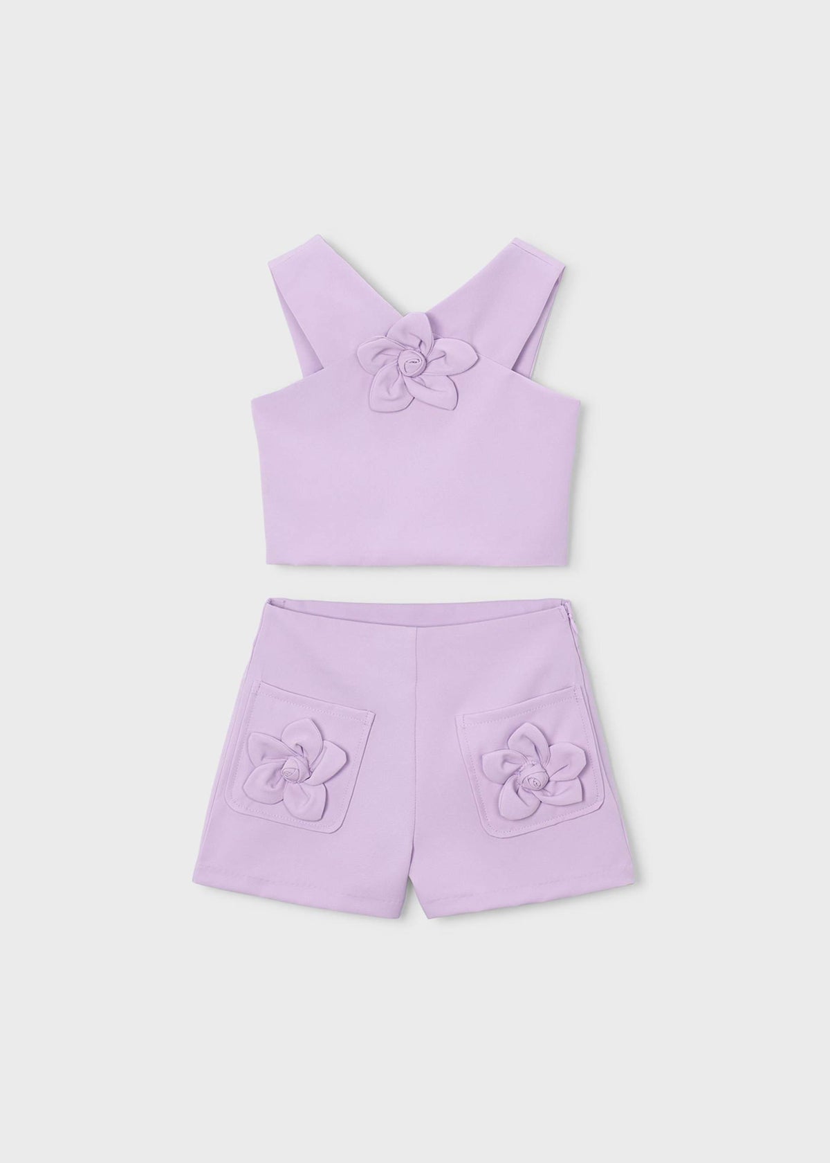 Blumenset mit Mädchen in Bermudashorts