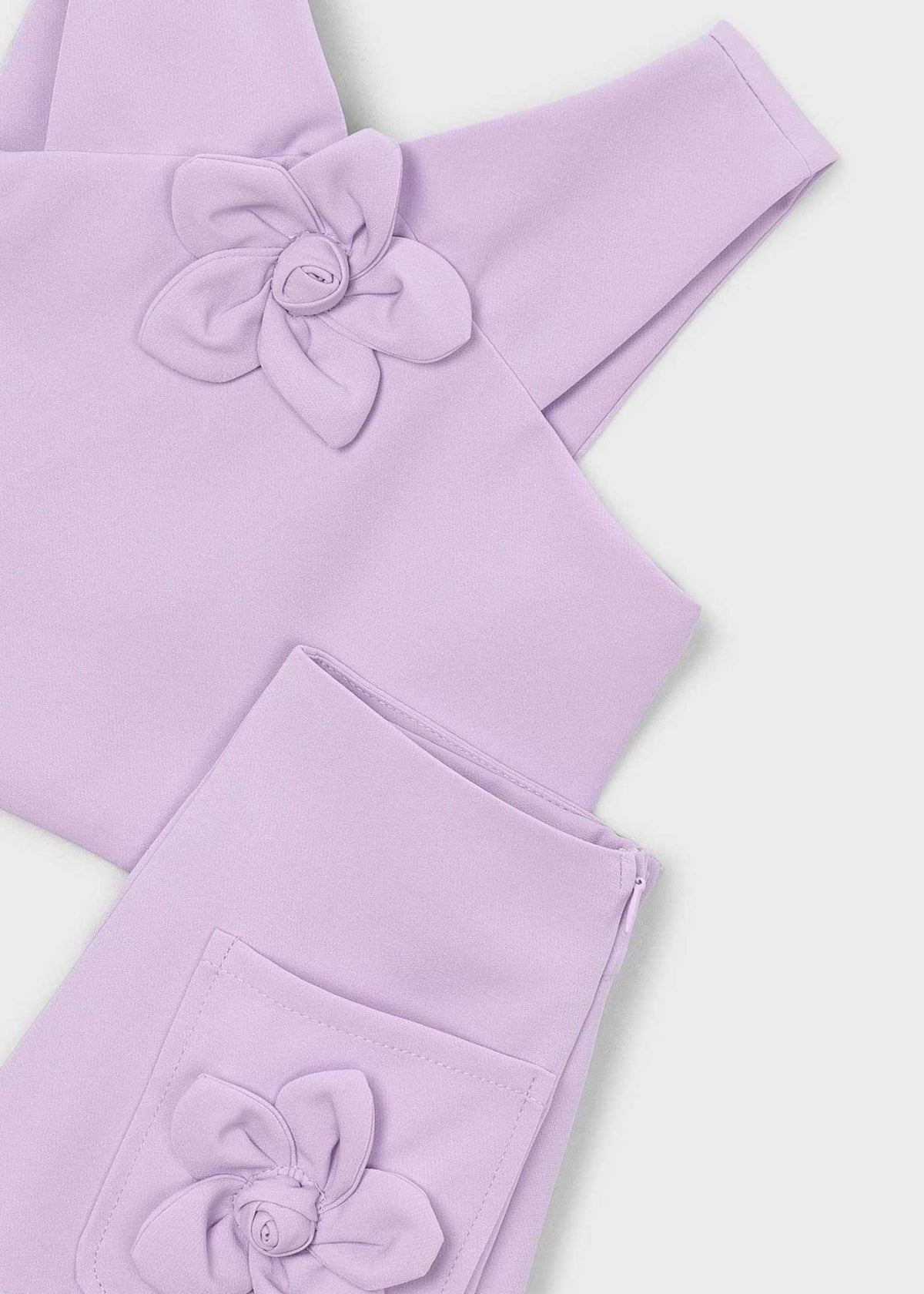 Blumenset mit Mädchen in Bermudashorts