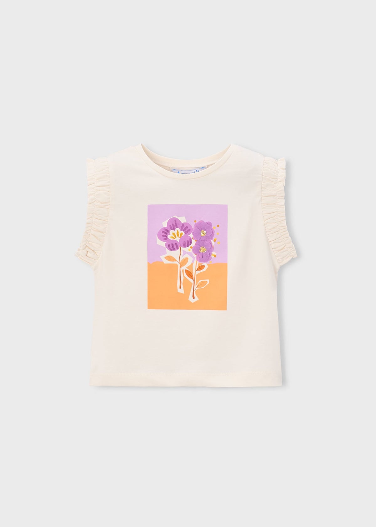 Mädchen im Blumen-T-Shirt