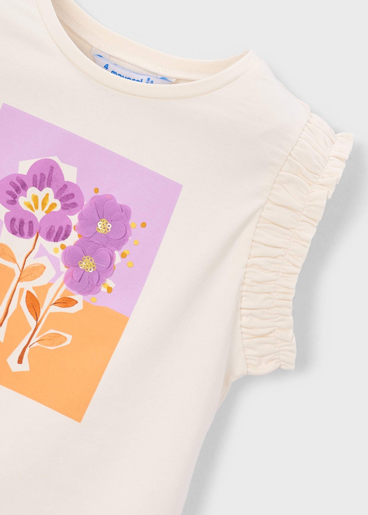 Mädchen im Blumen-T-Shirt