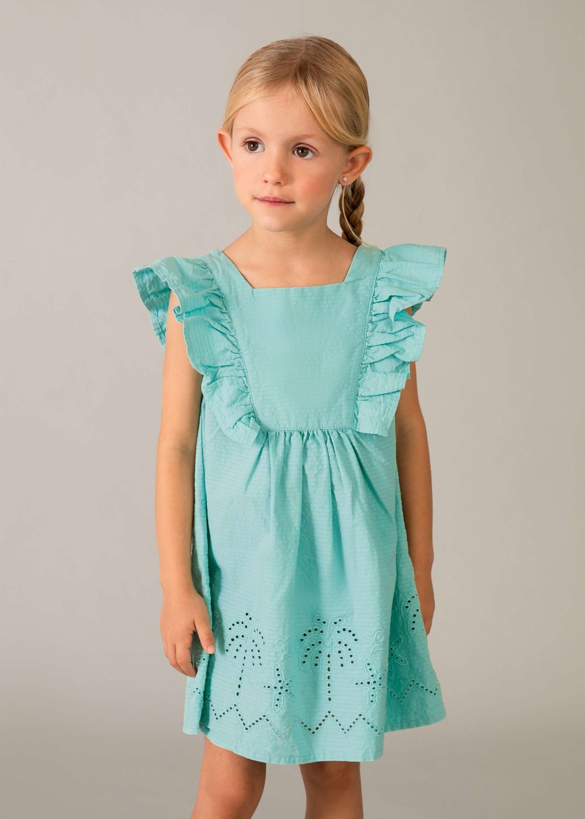 Mädchenkleid mit Lochmuster