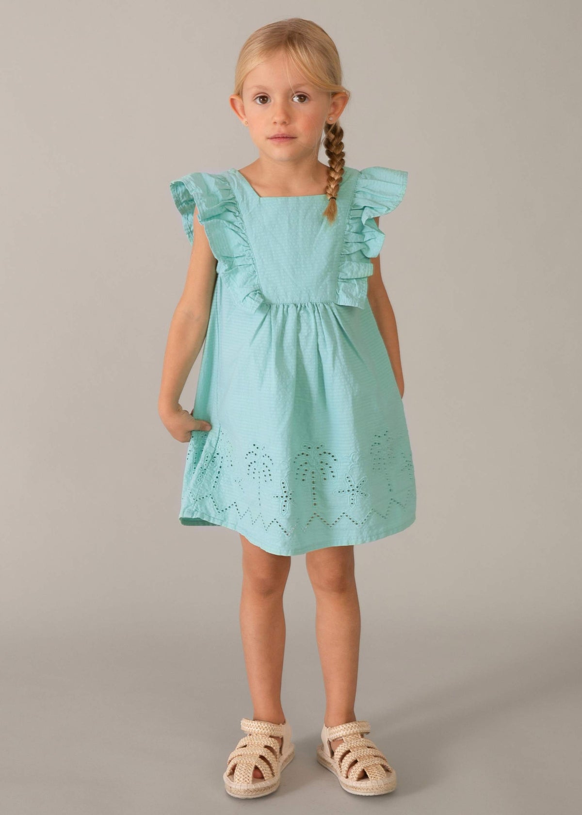 Mädchenkleid mit Lochmuster