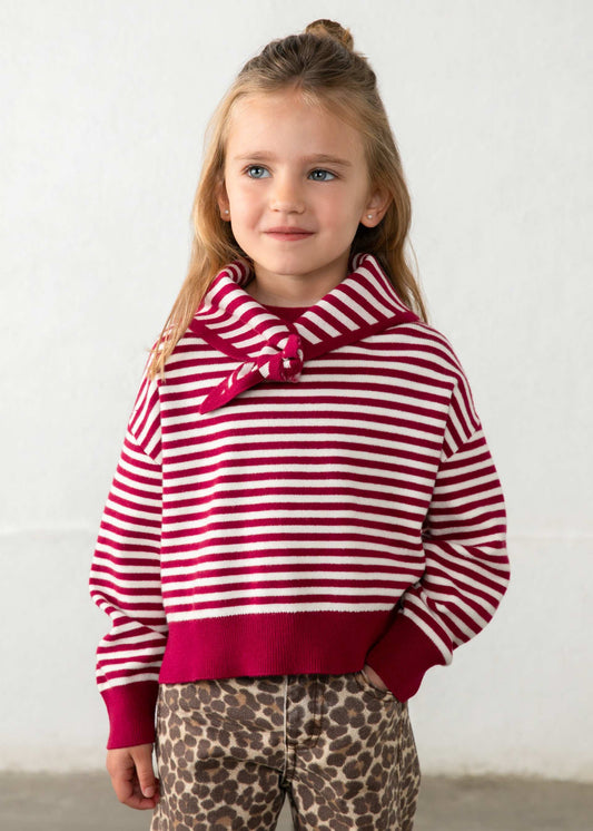 Gestreifter Mädchenpullover mit Schal
