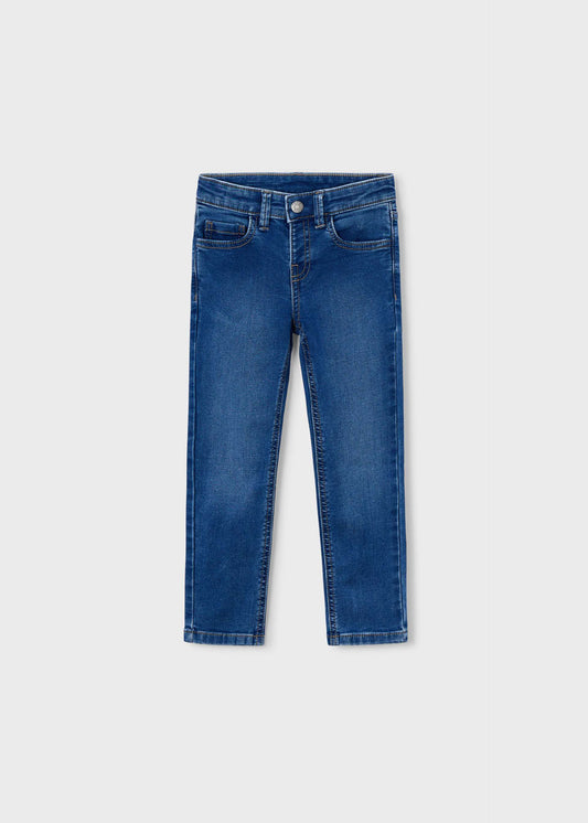 Junge in Jeans