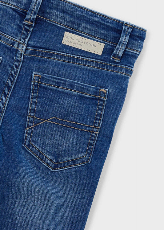 Junge in Jeans