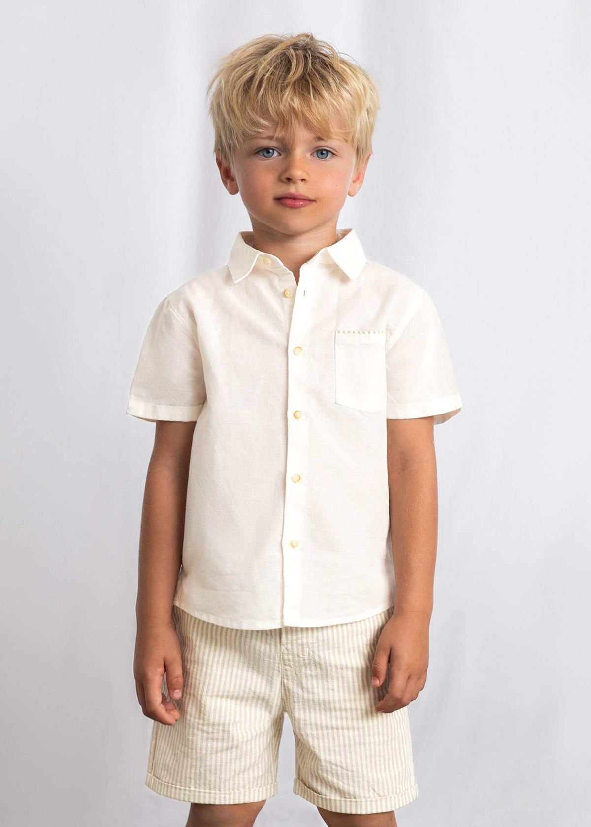 Linien-Set mit Junge in Bermuda-Shorts