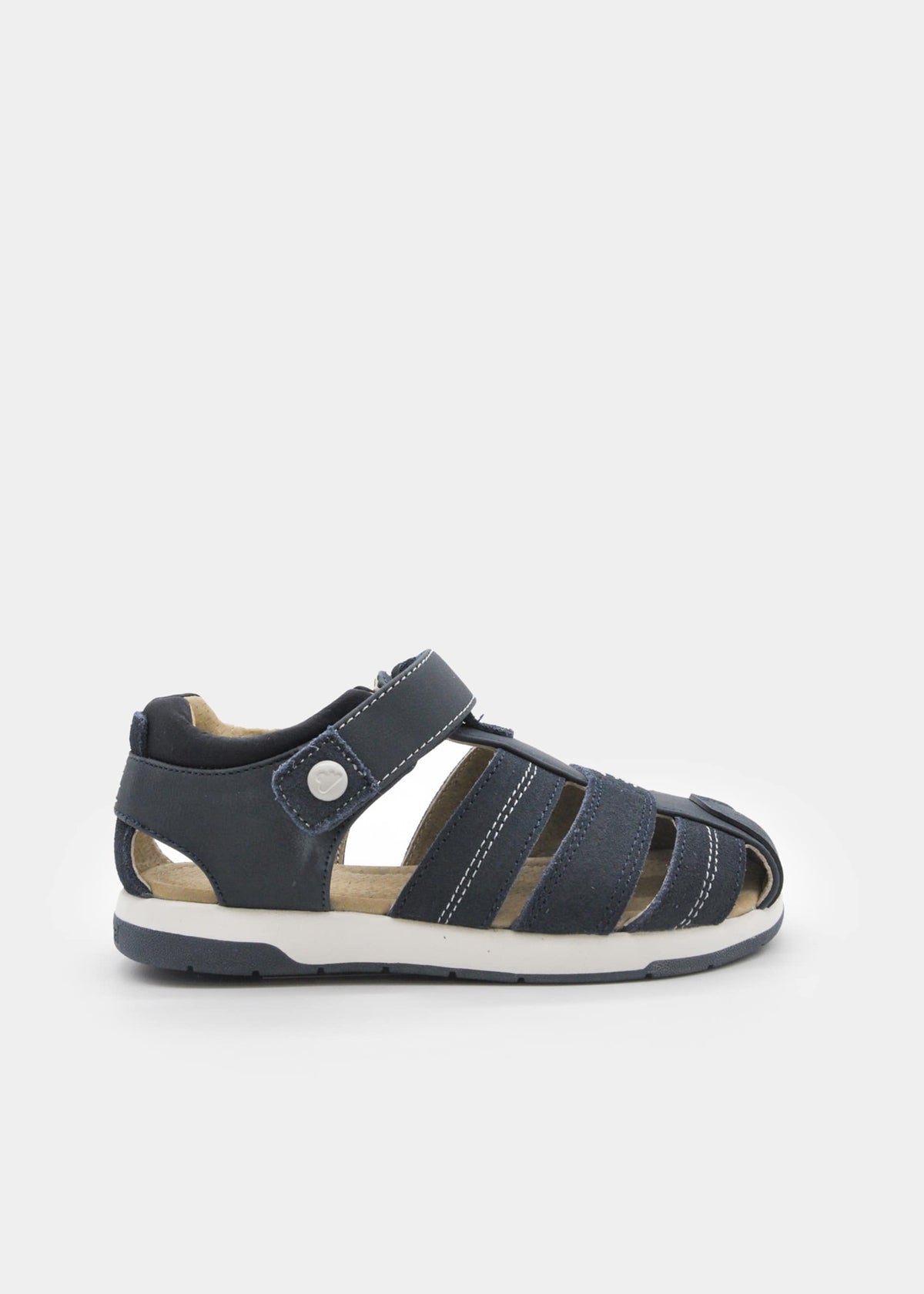 Junge in Sandalen