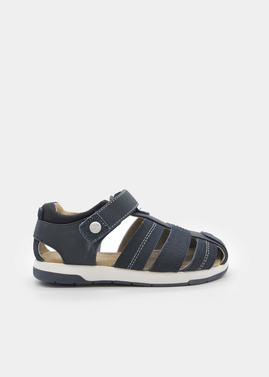 Junge in Sandalen