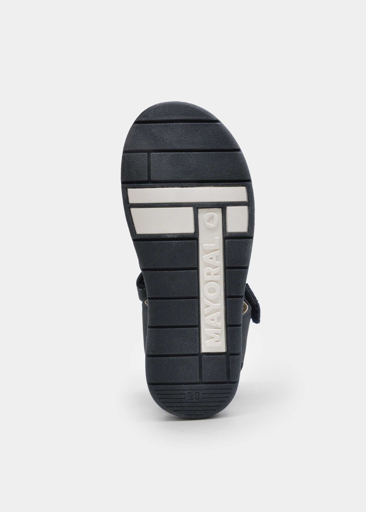 Junge in Sandalen
