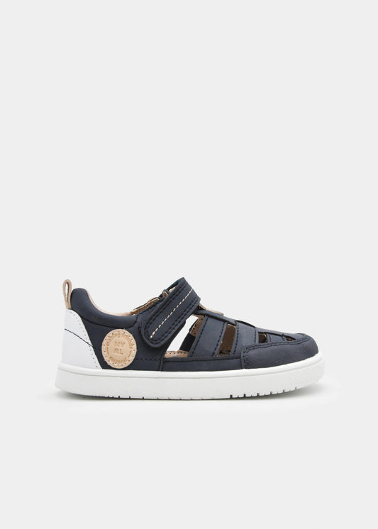 Mädchen in Sandalen