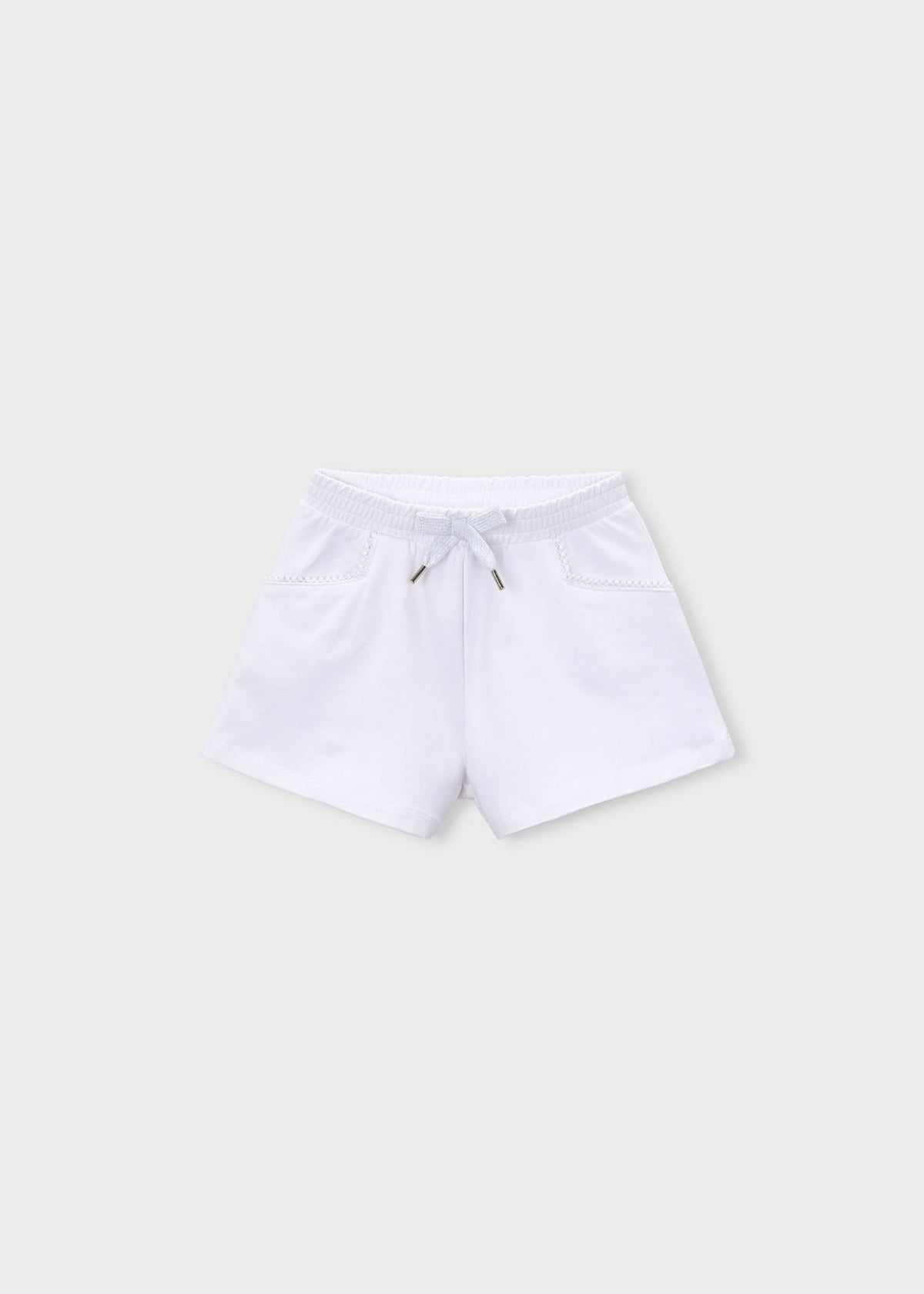 Mädchen in Shorts