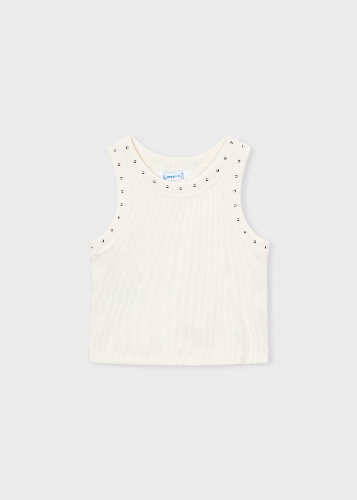 Mädchen im T-Shirt mit Nietenbesatz