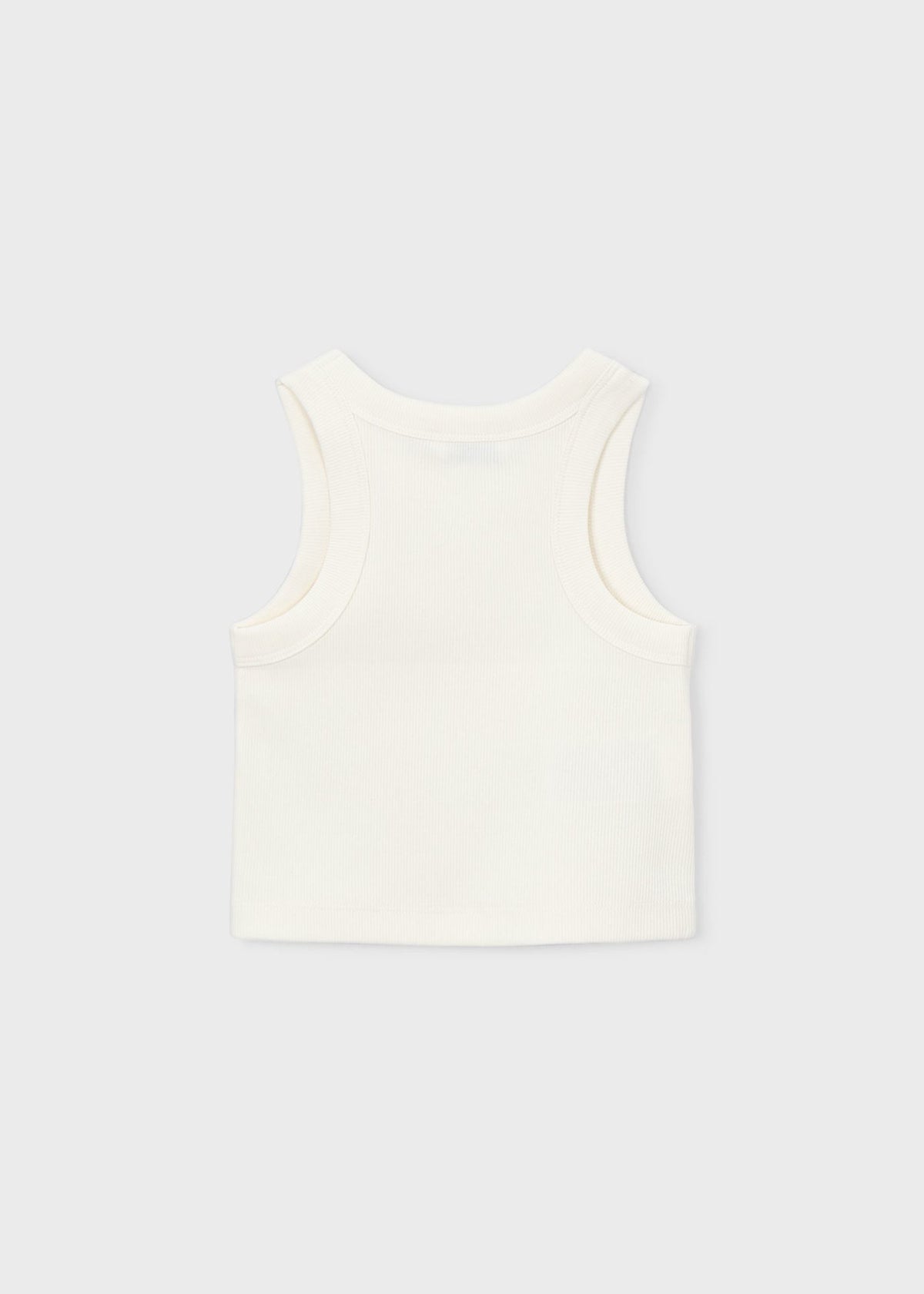 Mädchen im T-Shirt mit Nietenbesatz