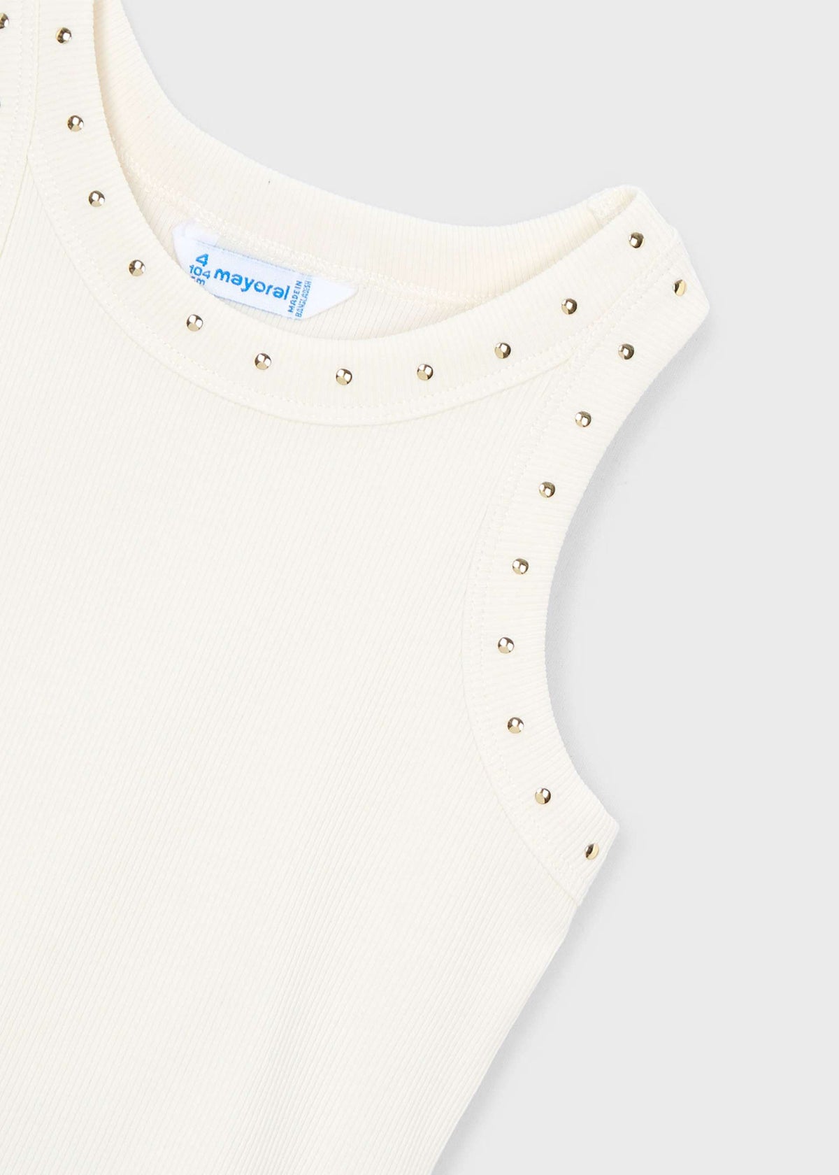 Mädchen im T-Shirt mit Nietenbesatz
